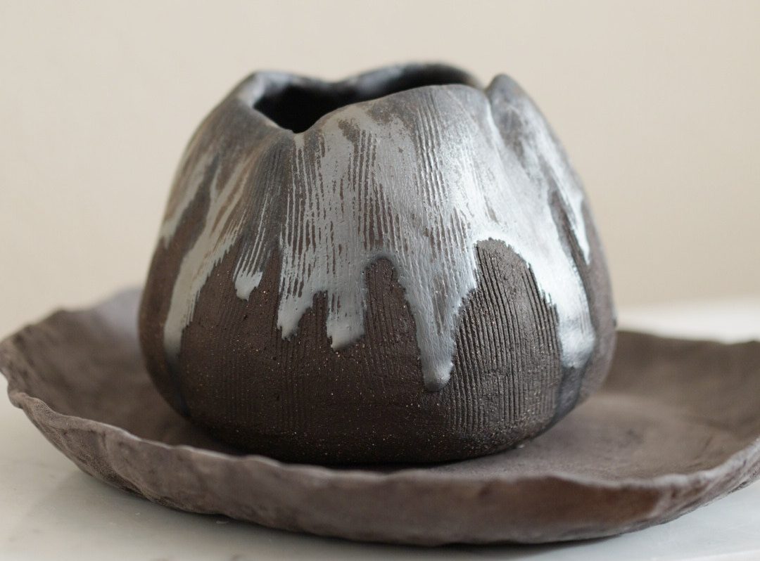 Drei minimalistische Wohnaccessoires aus Steinzeug.