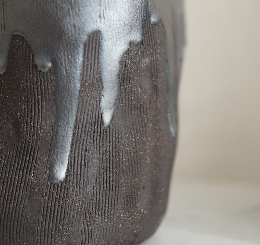 Drei minimalistische Wohnaccessoires aus Steinzeug.