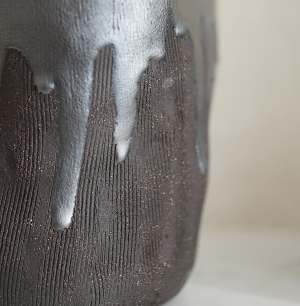 Drei minimalistische Wohnaccessoires aus Steinzeug.