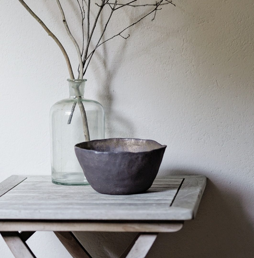 Drei minimalistische Wohnaccessoires aus Steinzeug.